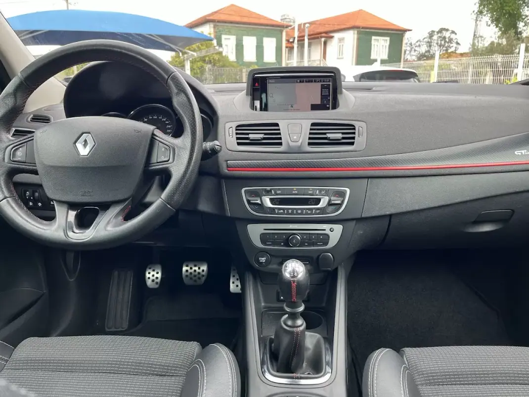 Renault Mégane Sport Tourer 2014 - 7750 EUR, 250000 km - AUTO.MOTO.pt - 250000km - foto 12 de 47