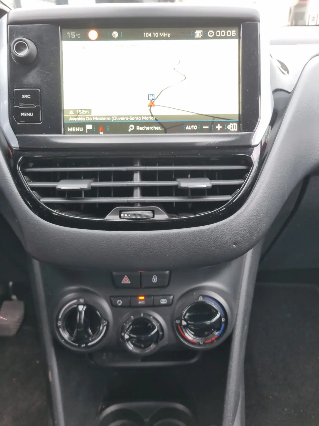 Peugeot 208 2018 - 8000 EUR, 97000 km - AUTO.MOTO.pt - 97000km - foto 11 de 15