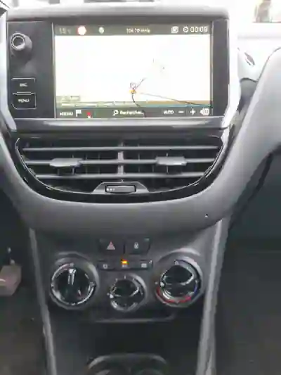 Peugeot 208 2018 - 8000 EUR, 97000 km - AUTO.MOTO.pt - 97000km - foto 11 de 15