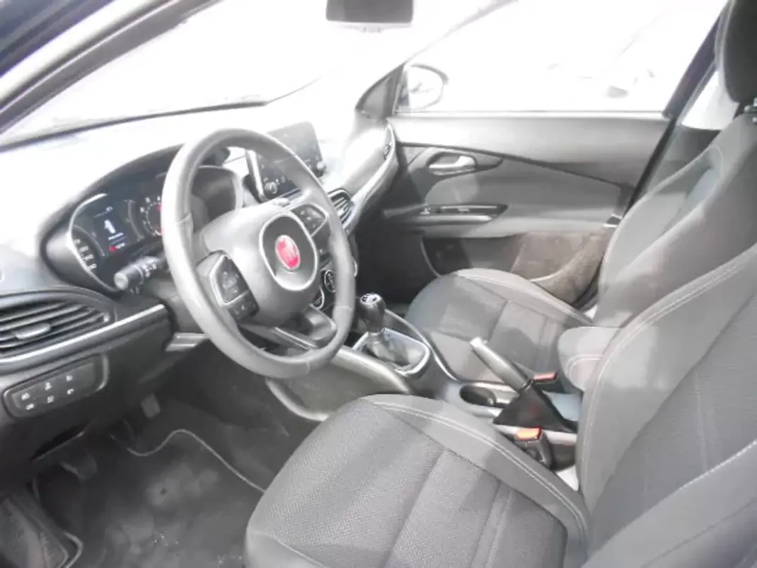 Fiat Tipo 2018 - 13500 EUR, 106069 km - AUTO.MOTO.pt - 106069km - foto 7 de 12