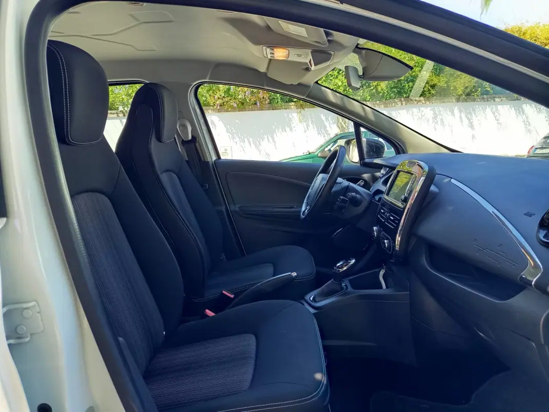 Renault Zoe 2019 - 12490 EUR, 52400 km - AUTO.MOTO.pt - 52400km - foto 9 de 17