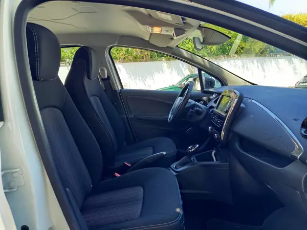 Renault Zoe 2019 - 12490 EUR, 52400 km - AUTO.MOTO.pt - 52400km - foto 9 de 17