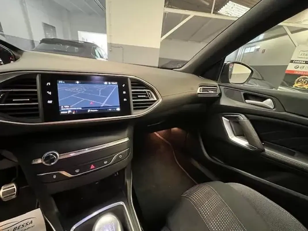 Peugeot 308 2018 - 12250 EUR, 218000 km - AUTO.MOTO.pt - 218000km - foto 6 de 10