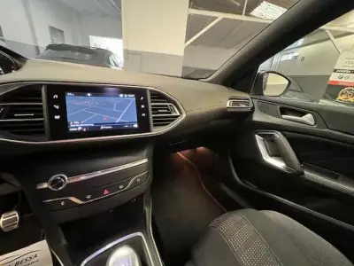 Peugeot 308 2018 - 12250 EUR, 218000 km - AUTO.MOTO.pt - 218000km - foto 6 de 10