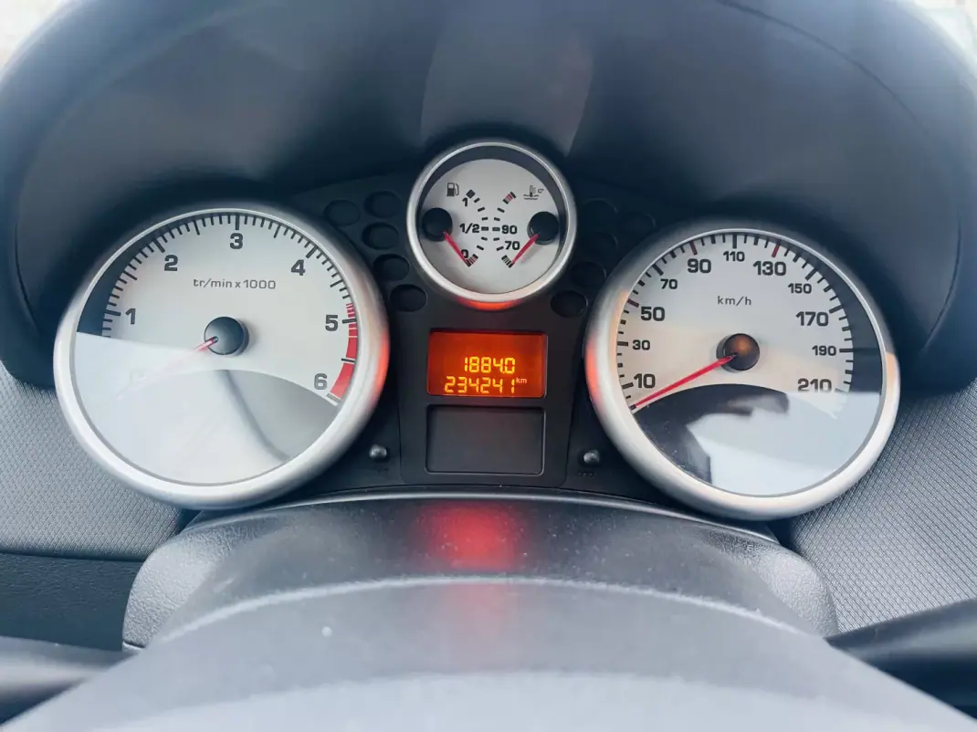 Peugeot 207 2010 - 6500 EUR, 234241 km - AUTO.MOTO.pt - 234241km - foto 11 de 12