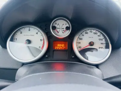 Peugeot 207 2010 - 6500 EUR, 234241 km - AUTO.MOTO.pt - 234241km - foto 11 de 12