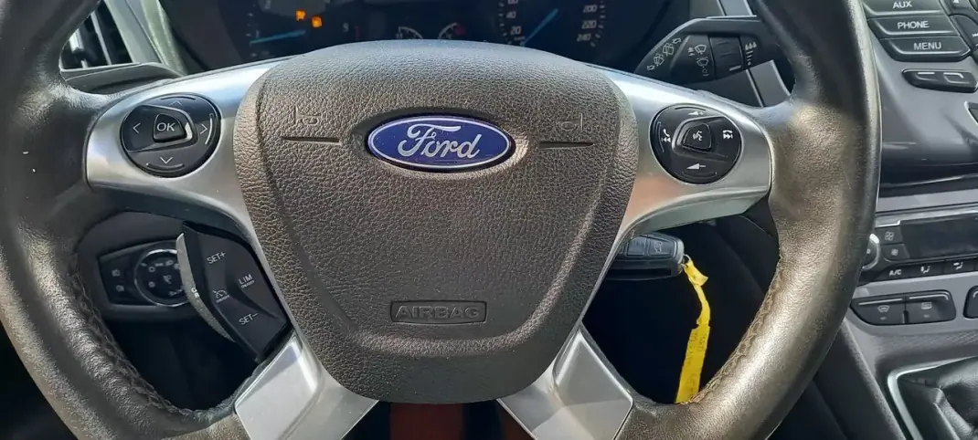 Ford Tourneo Connect 2017 - 15990 EUR, 137396 km - AUTO.MOTO.pt - 137396km - foto 9 de 19
