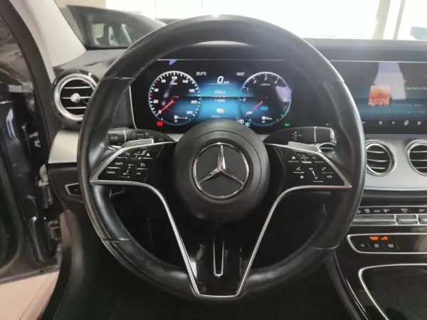 Mercedes-Benz E 300 2022 - 34350 EUR, 110000 km - AUTO.MOTO.pt - 110000km - foto 28 de 37