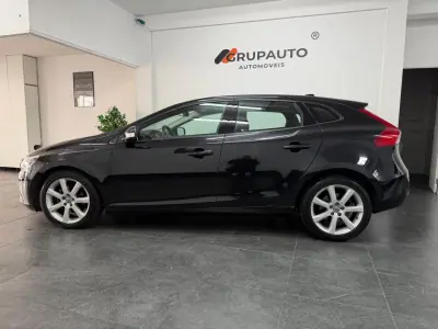 Volvo V40 2015 - 10990 EUR, 187405 km - AUTO.MOTO.pt - 187405km - foto 2 de 18