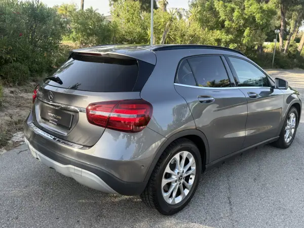 Mercedes-Benz GLA 180 2017 - 20999 EUR, 80000 km - AUTO.MOTO.pt - 80000km - foto 13 de 22