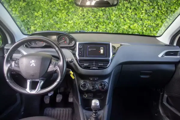 Peugeot 208 2019 - 11500 EUR, 130000 km - AUTO.MOTO.pt - 130000km - foto 15 de 16