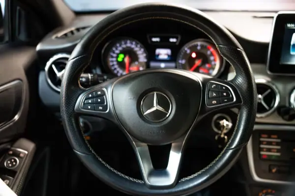 Mercedes-Benz GLA 180 2017 - 20900 EUR, 228238 km - AUTO.MOTO.pt - 228238km - foto 18 de 22