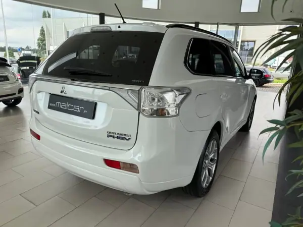 Mitsubishi Outlander 2015 - 15990 EUR, 157367 km - AUTO.MOTO.pt - 157367km - foto 26 de 28