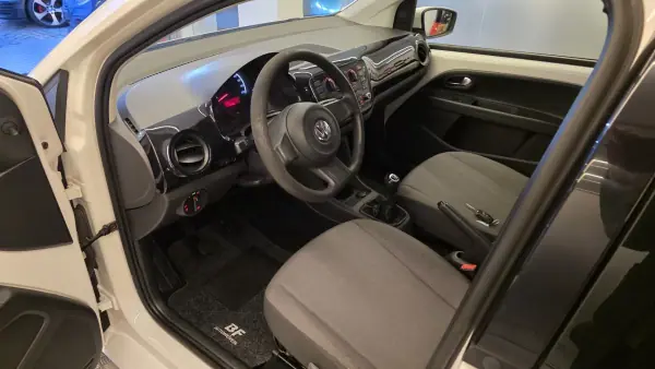 Volkswagen Cross Up! 2013 - 7750 EUR, 154338 km - AUTO.MOTO.pt - 154338km - foto 6 de 47
