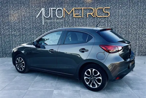 Mazda 2 2016 - 10900 EUR, 140000 km - AUTO.MOTO.pt - 140000km - foto 3 de 12