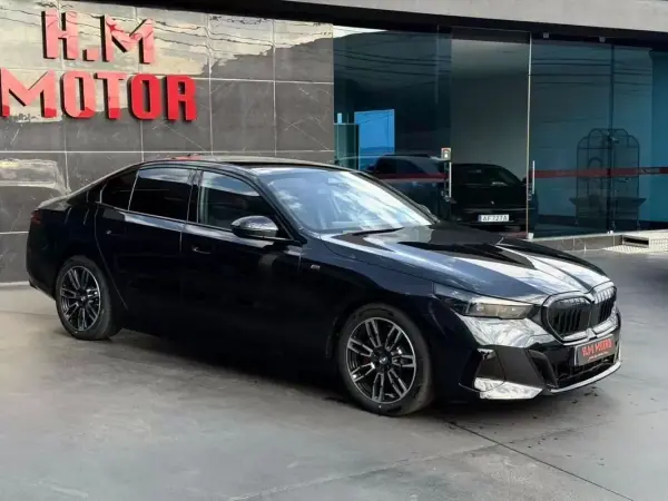 BMW 530e 2024 - 52900 EUR, 500 km - AUTO.MOTO.pt - 500km - foto 8 de 15