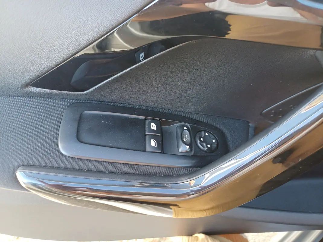 Peugeot 208 2016 - 6500 EUR, 130000 km - 130000km - foto 4 de 7