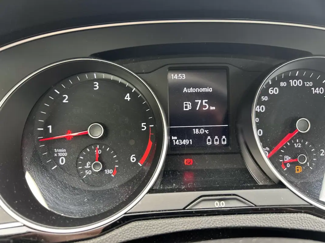 Volkswagen Passat Variant 2018 - 17900 EUR, 143500 km - AUTO.MOTO.pt - 143500km - foto 12 de 20