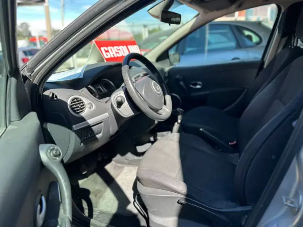 Renault Clio 2006 - 4990 EUR, 181155 km - AUTO.MOTO.pt - 181155km - foto 3 de 7