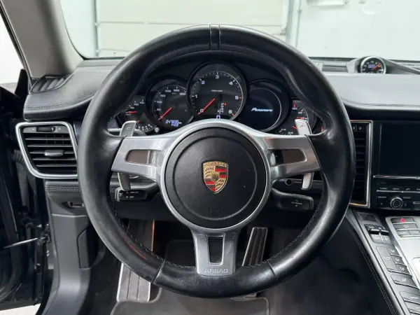 Porsche Panamera 2015 - 33990 EUR, 247000 km - AUTO.MOTO.pt - 247000km - foto 26 de 44