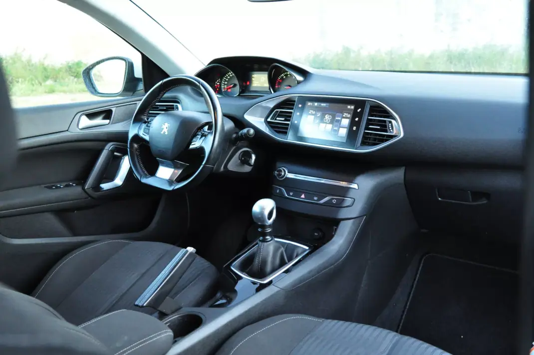 Peugeot 308 SW 2017 - 10900 EUR, 119000 km - AUTO.MOTO.pt - 119000km - foto 8 de 17