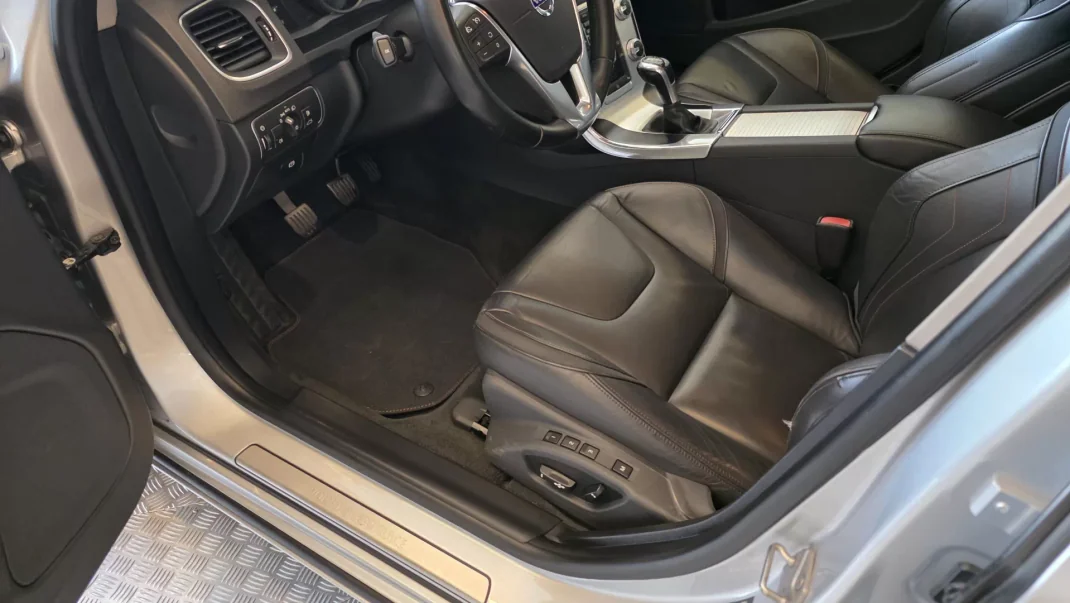 Volvo V60 2015 - 11900 EUR, 314478 km - AUTO.MOTO.pt - 314478km - foto 40 de 60