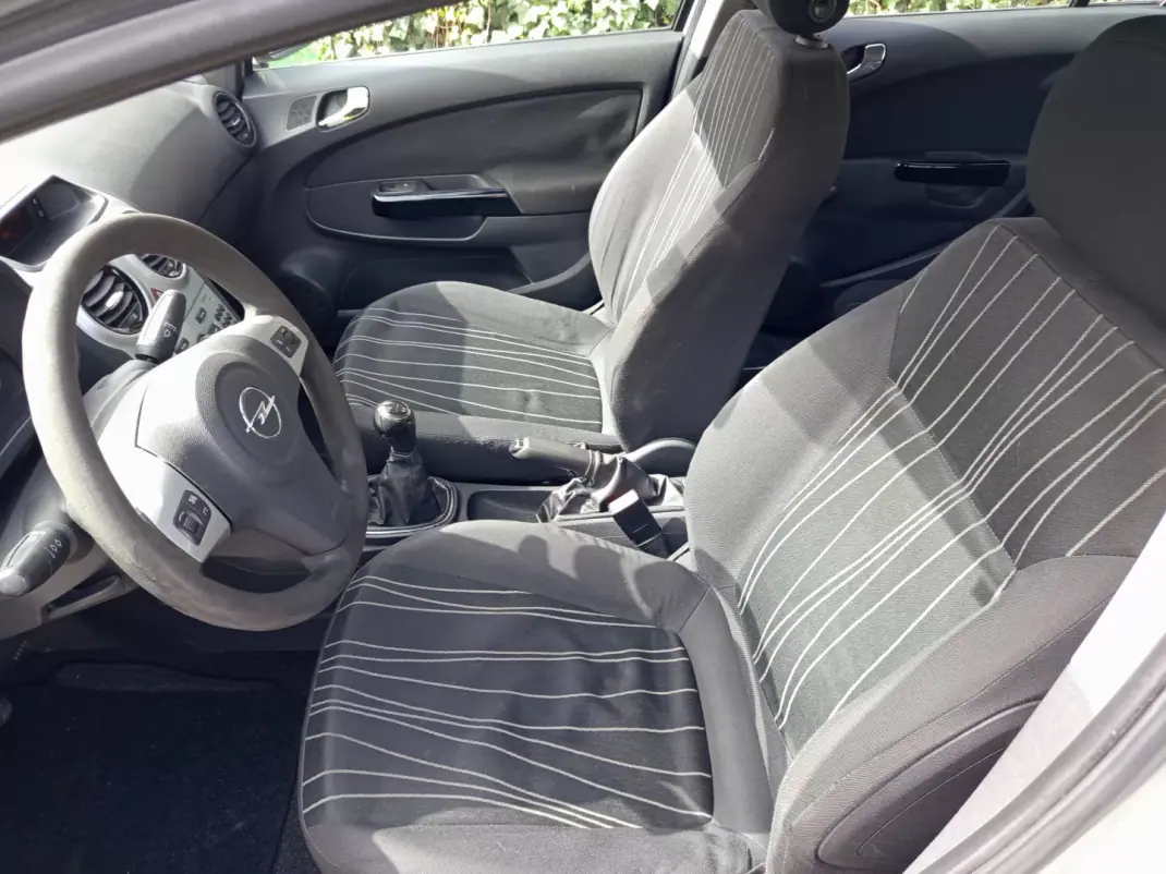Opel Corsa 2010 - 4990 EUR, 229548 km - AUTO.MOTO.pt - 229548km - foto 6 de 11