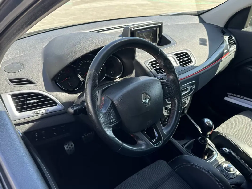 Renault Mégane Break 2013 - 9950 EUR, 182000 km - AUTO.MOTO.pt - 182000km - foto 10 de 18