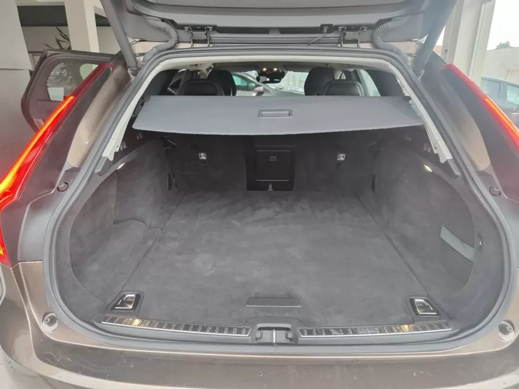 Volvo V90 2017 - 23500 EUR, 131000 km - AUTO.MOTO.pt - 131000km - foto 13 de 39