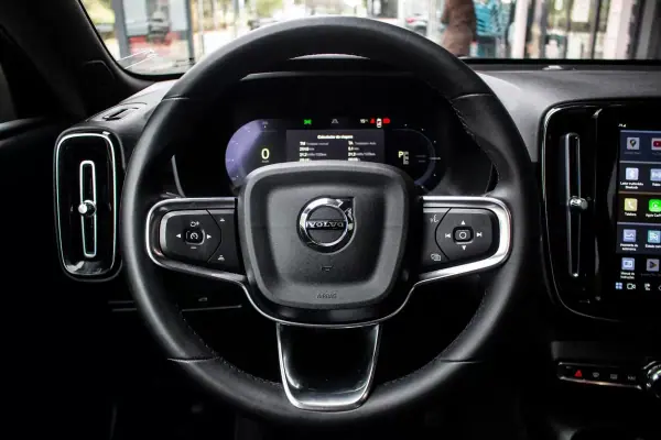 Volvo C40 2023 - 30900 EUR, 63136 km - AUTO.MOTO.pt - 63136km - foto 13 de 44