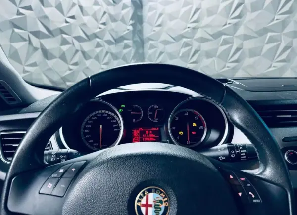 Alfa Romeo Giulietta 2012 - 13750 EUR, 119336 km - AUTO.MOTO.pt - 119336km - foto 32 de 35