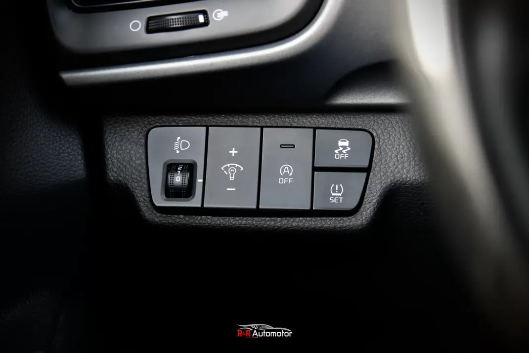 Kia Stonic 2021 - 13990 EUR, 128000 km - AUTO.MOTO.pt - 128000km - foto 26 de 29