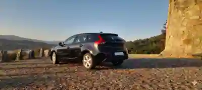 Volvo V40 2018 - 13500 EUR, 140000 km - AUTO.MOTO.pt - 140000km - foto 4 de 7