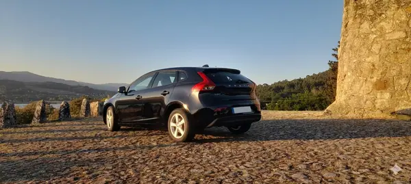 Volvo V40 2018 - 13500 EUR, 140000 km - AUTO.MOTO.pt - 140000km - foto 4 de 7