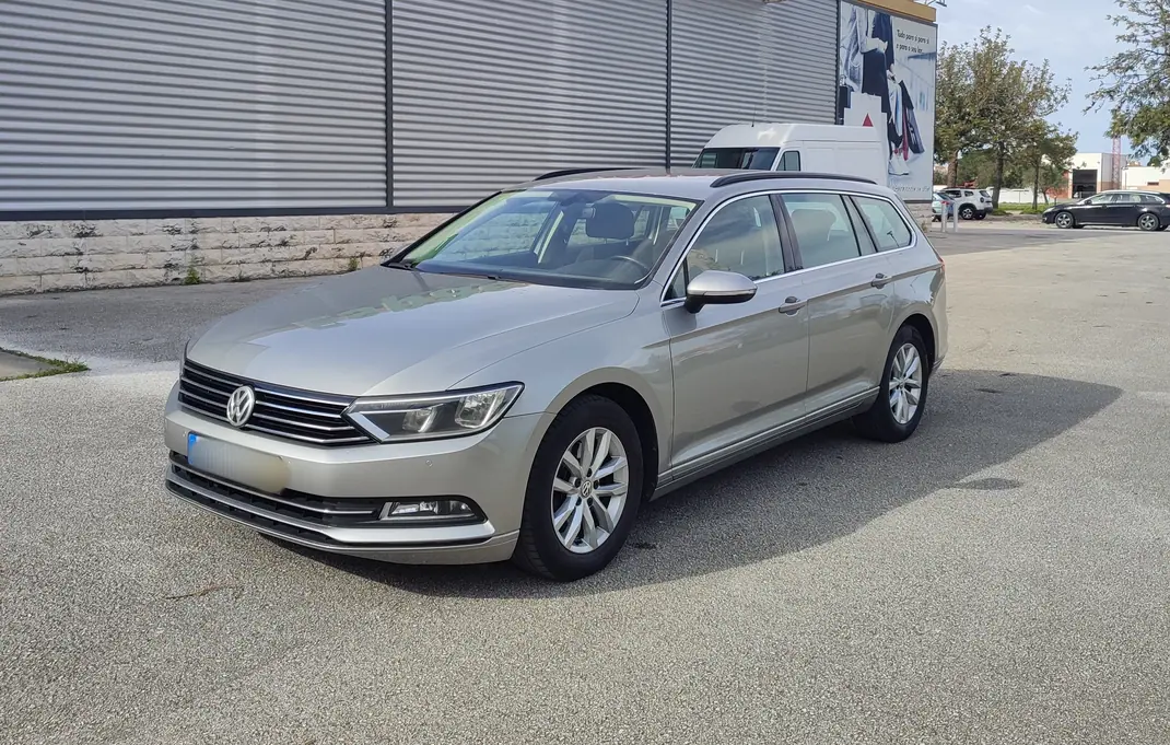 Volkswagen Passat Variant 2015 - 13750 EUR, 203000 km - AUTO.MOTO.pt - 203000km - foto 1 de 18