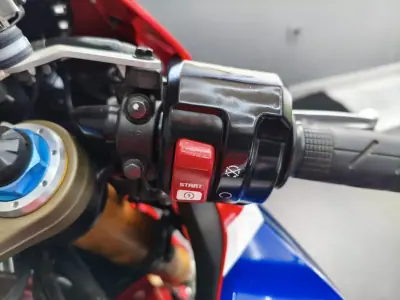 Honda CBR 1000RR 2017 - 15250 EUR, 17000 km - AUTO.MOTO.pt - 17000km - foto 12 de 32