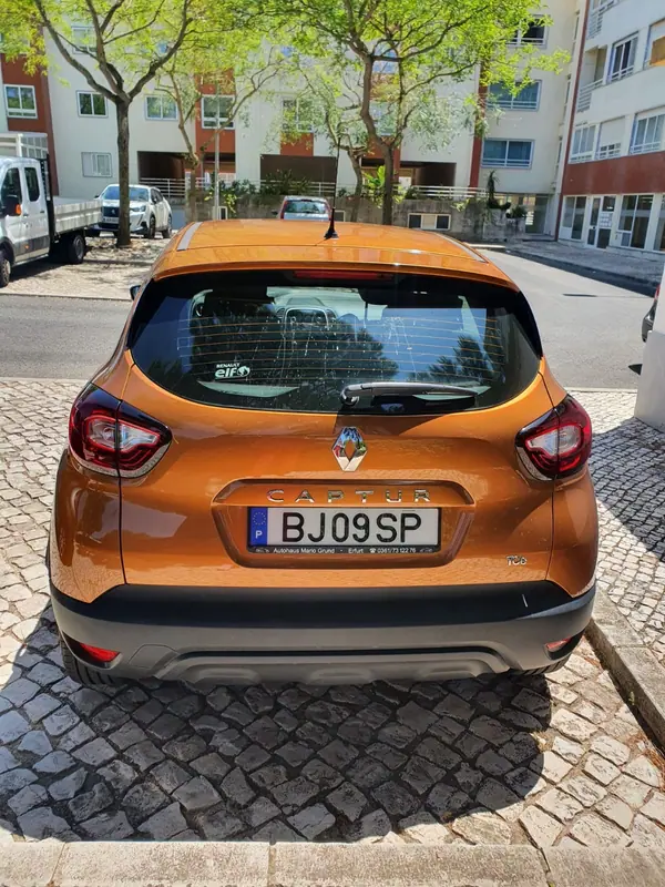 Renault Captur 2017 - 9400 EUR, 103000 km - AUTO.MOTO.pt - 103000km - foto 4 de 13