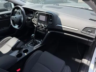 Renault Mégane 2022 - 15900 EUR, 121000 km - AUTO.MOTO.pt - 121000km - foto 7 de 11