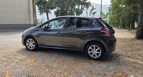 Peugeot 208 2013 - 5990 EUR, 168000 km - AUTO.MOTO.pt - 168000km - foto 5 de 16