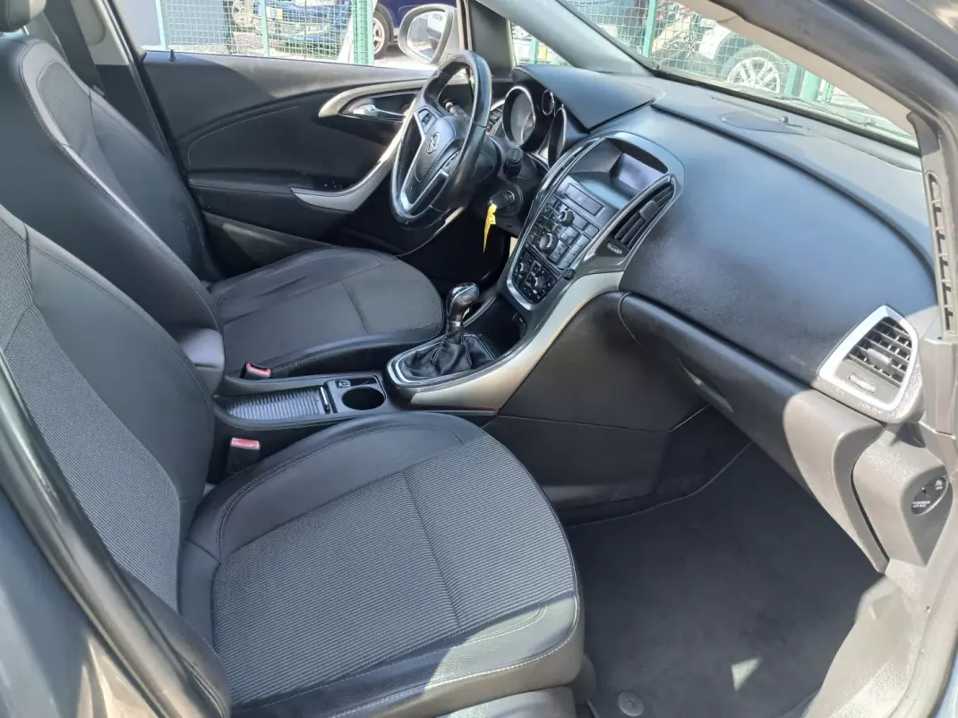 Opel Astra Sports Tourer 2013 - 7350 EUR, 143297 km - AUTO.MOTO.pt - 143297km - foto 22 de 26