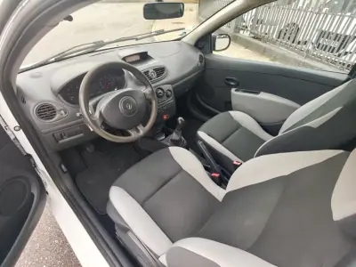 Renault Clio 2010 - 4000 EUR, 252000 km - AUTO.MOTO.pt - 252000km - foto 10 de 14