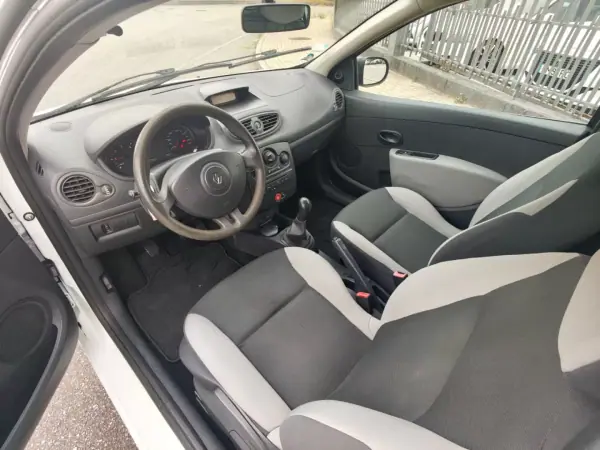 Renault Clio 2010 - 4000 EUR, 252000 km - AUTO.MOTO.pt - 252000km - foto 10 de 14