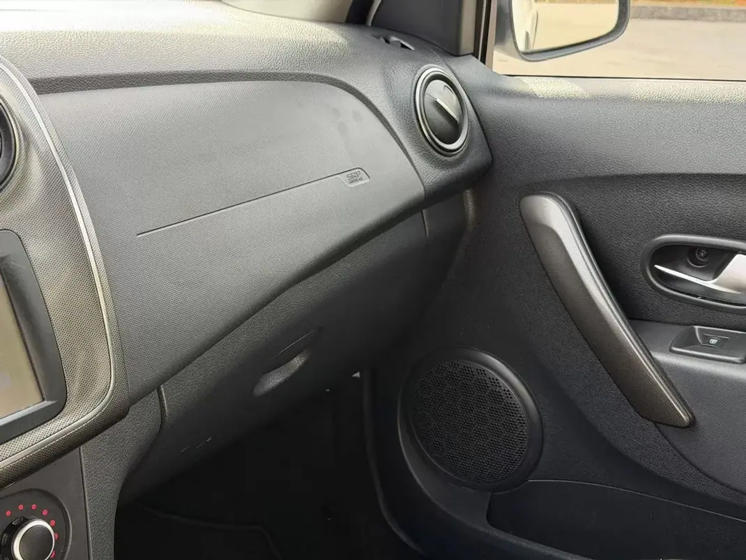 Dacia Sandero 2017 - 9900 EUR, 103200 km - AUTO.MOTO.pt - 103200km - foto 17 de 24