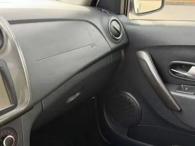 Dacia Sandero 2017 - 9900 EUR, 103200 km - AUTO.MOTO.pt - 103200km - foto 17 de 24