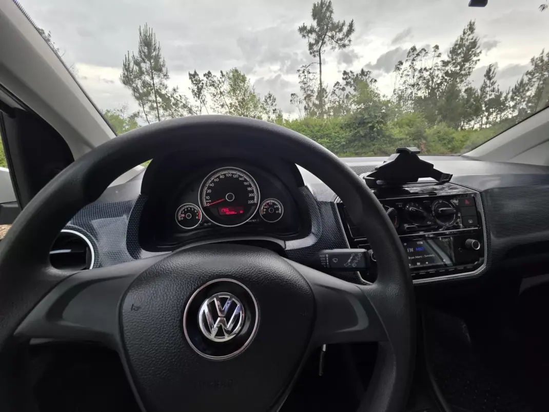 Volkswagen Up! 2016 - 7990 EUR, 152974 km - AUTO.MOTO.pt - 152974km - foto 60 de 71