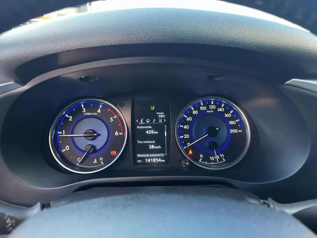 Toyota HILUX 2.4 D-4D 4x4 Extra Cab Comfort 2018 - 36900 EUR, 141545 km - AUTO.MOTO.pt - 141545km - foto 6 de 17