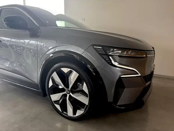Renault Mégane E-Tech 2023 - 25500 EUR, 58000 km - AUTO.MOTO.pt - 58000km - foto 47 de 121