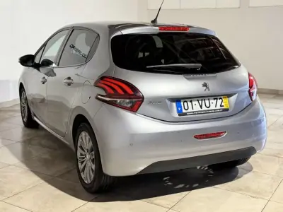 Peugeot 208 2018 - 11900 EUR, 123326 km - AUTO.MOTO.pt - 123326km - foto 7 de 25