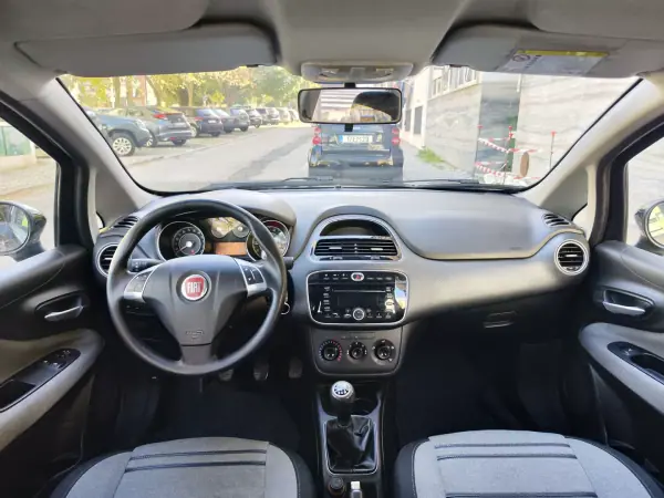 Fiat Punto Evo 2011 - 5780 EUR, 148000 km - AUTO.MOTO.pt - 148000km - foto 22 de 38