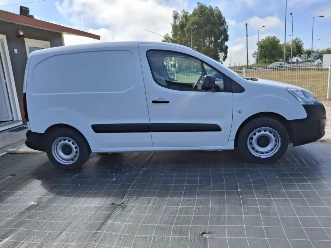 Peugeot PARTNER GIRAFON 2018 - 9990 EUR, 295321 km - AUTO.MOTO.pt - 295321km - foto 4 de 13